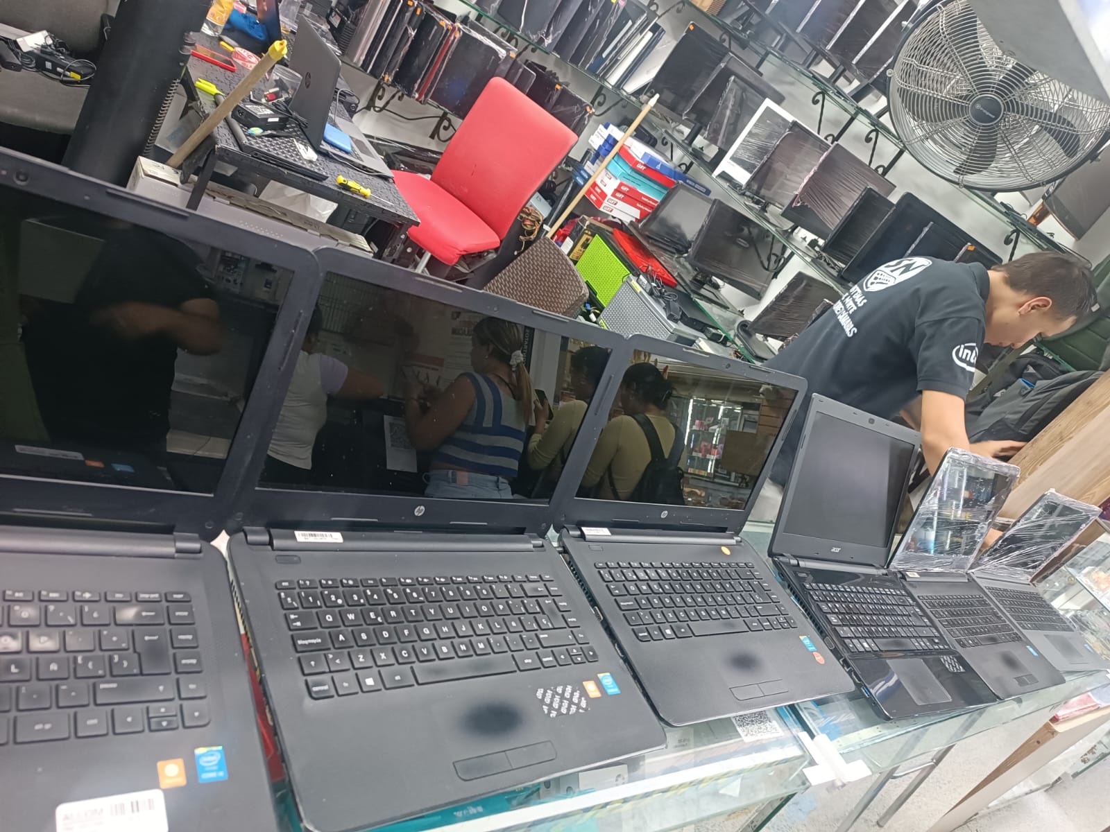 Venta de computadores y soluciones de seguridad electrónica